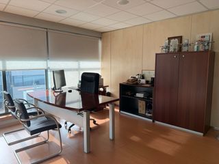 Mesa de oficina y sillas de oficina, armarios...