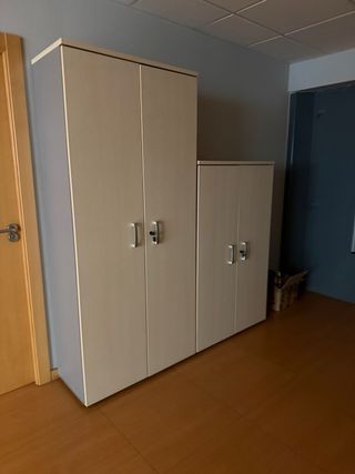 Mesa de oficina y sillas de oficina, armarios...