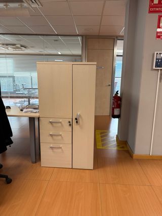 Mesa de oficina y sillas de oficina, armarios...