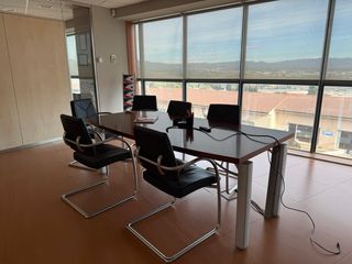 Mesa de oficina y sillas de oficina, armarios...