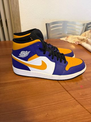 Jordan 1 Mid SE Lakers