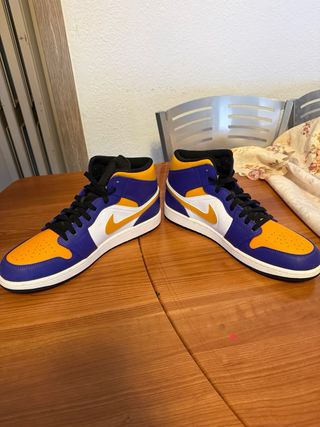 Jordan 1 Mid SE Lakers