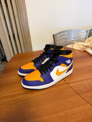 Jordan 1 Mid SE Lakers