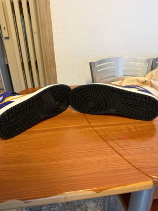 Jordan 1 Mid SE Lakers