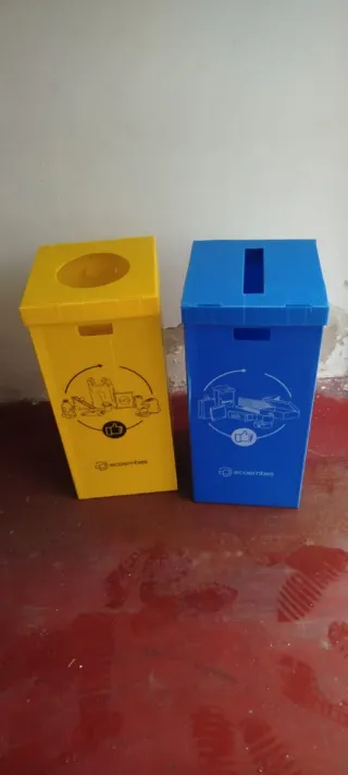 Cajas de reciclaje amarillas y azul