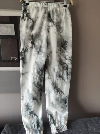 Pantalones Bershka Tie-Dye Gris y Blanco