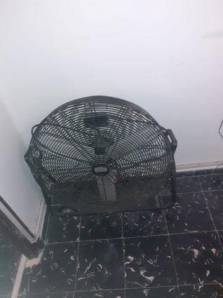 Ventilador de pie negro