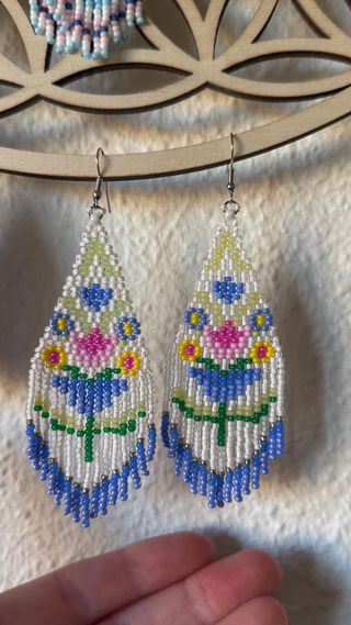 Pendientes hechos a mano con abalorios