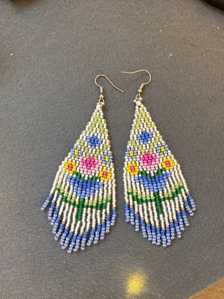 Pendientes hechos a mano con abalorios