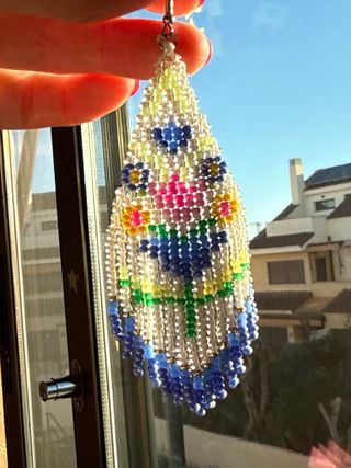 Pendientes hechos a mano con abalorios