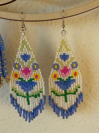 Pendientes hechos a mano con abalorios