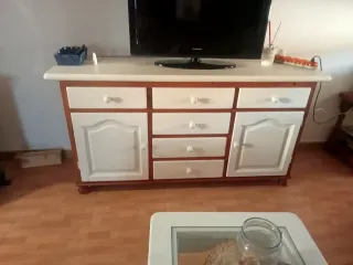 Mueble de salón blanco y madera