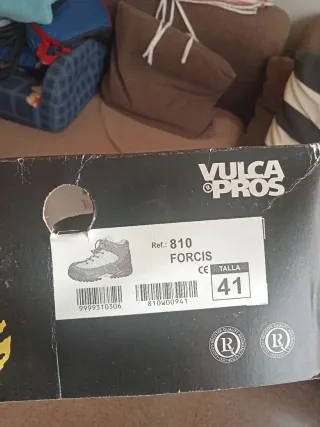 Botas de trabajo marrones y naranjas