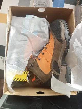 Botas de trabajo marrones y naranjas