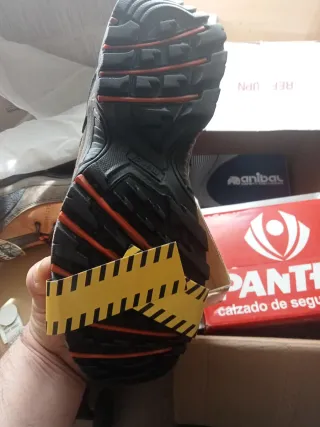 Botas de trabajo marrones y naranjas