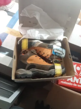 Botas de trabajo marrones y naranjas