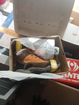 Botas de trabajo marrones y naranjas