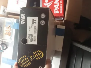 Botas de trabajo marrones y naranjas