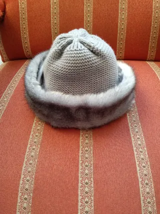 Sombrero de lana gris y marrón