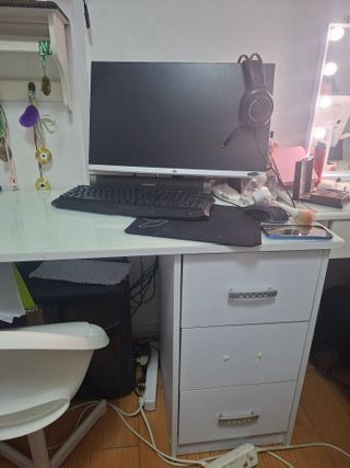 Escritorio blanco con cristal y silla