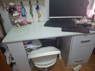 Escritorio blanco con cristal y silla