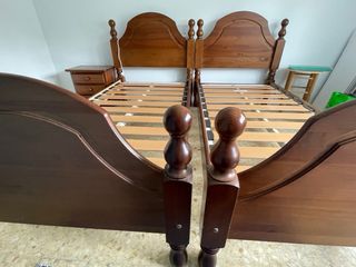 Due letti singoli da 90 cm con comodino