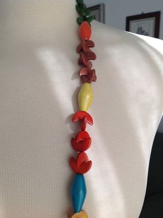 Collana artigianale con  PICCOLE in legno colorate