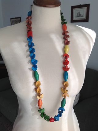 Collana artigianale con  PICCOLE in legno colorate