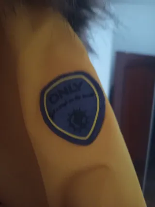 Abrigo amarillo con capucha y pelo
