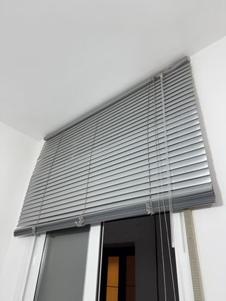 Persiana veneziana in alluminio metallizzato grigio