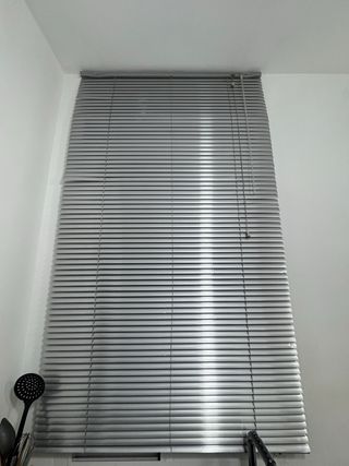 Persiana veneziana in alluminio metallizzato grigio