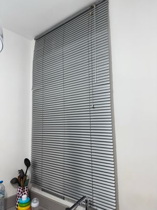 Persiana veneziana in alluminio metallizzato grigio