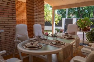 Mesa y sillas de exterior