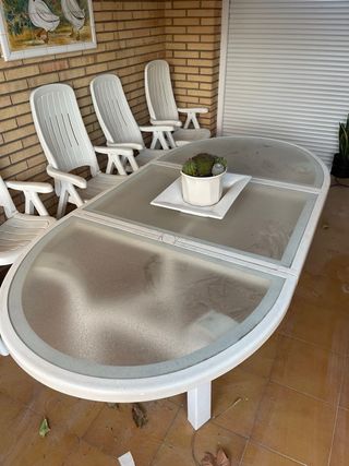 Mesa y sillas de exterior