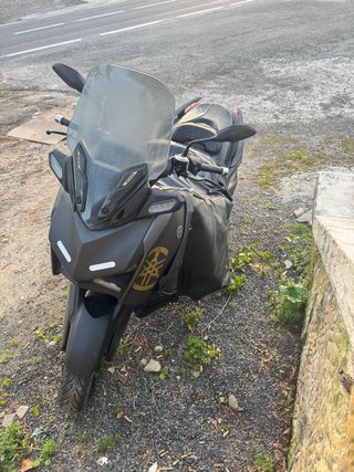 Yamaha XMAX 300 Negra y Dorada