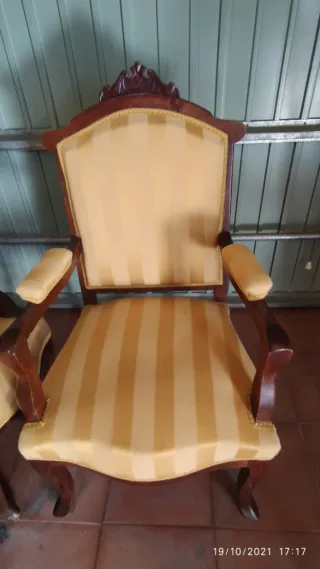 Conjunto de sofa y 2 sillas antiguo madera y t