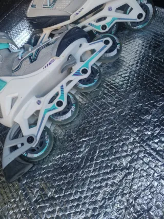 Patines en línea grises y turquesa