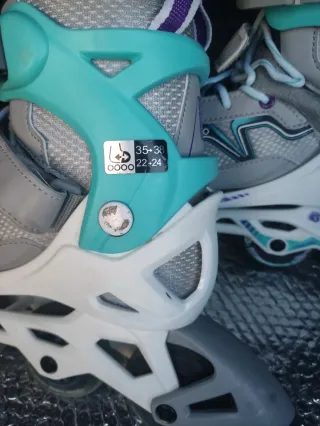 Patines en línea grises y turquesa