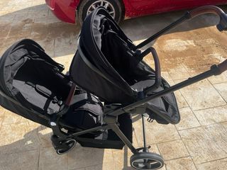 Carro gemelar negro con capazo