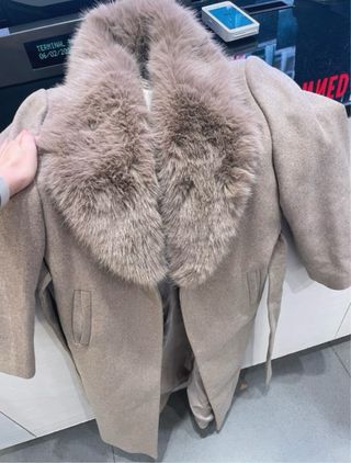 Abrigo con lana solapa efecto pelo (Zara Agotado)