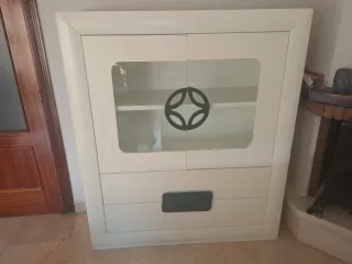 Mueble de salón blanco y gris