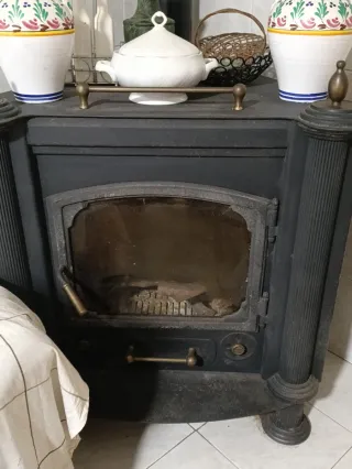 Estufa de leña negra y dorada