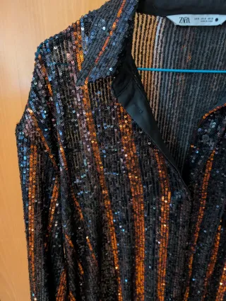 Camiseta Zara lentejuelas negro/naranja Talla M