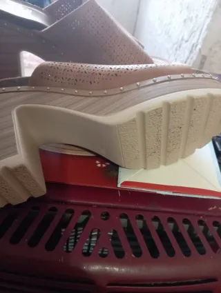 Zuecos de cuña beige y marrón