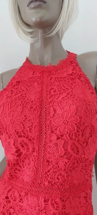 Vestito rosso con scollatura sulla schiena