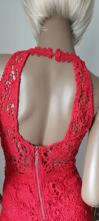 Vestito rosso con scollatura sulla schiena