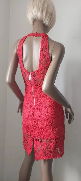 Vestito rosso con scollatura sulla schiena