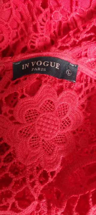 Vestito rosso con scollatura sulla schiena