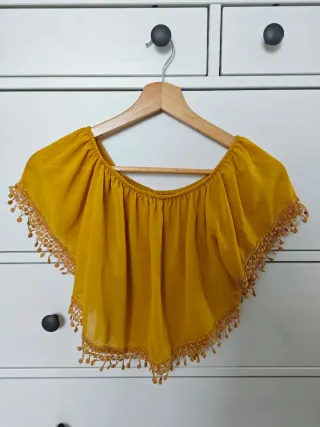 Blusa amarilla escotada con volantes