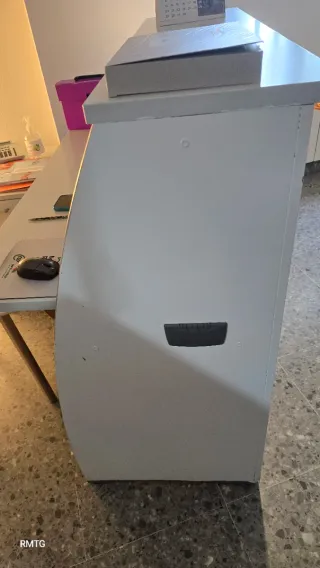 Mostrador blanco y cajoneras con llave 45 y 55€